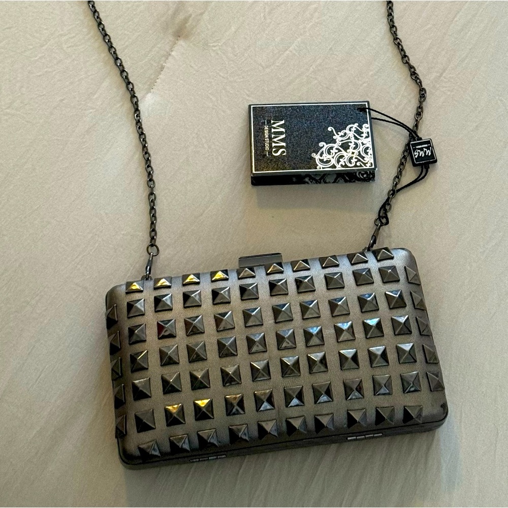 Gray/Silver hard clutch with removable chain.